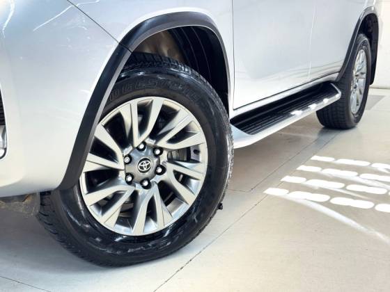 TOYOTA HILUX SW4 2.8 D-4D TURBO DIESEL SRX 7L 4X4 AUTOMÁTICO